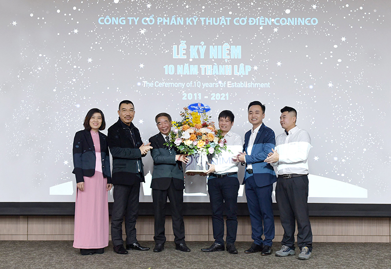 Chủ tịch HĐQT CONINCO ông Nguyễn Văn Công (Người sáng lập CONINCO-SEC trước đây, CONIMEC ngày nay)tặng hoa chúc mừng CONIMEC 10 năm hình thành và phát triển
